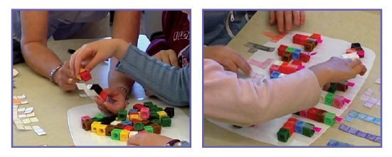 Il y a deux images. Dans la première, il y a deux personnes qui assemblent des cubes. Dans la deuxième image, il y a deux personnes qui placent des structures de cube sur des images correspondantes.