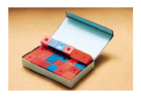 Deux prismes, l’un est construit avec du papier et l’autre avec des cubes emboitables. Le prisme de blocs est dans le prisme de papier.