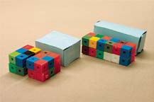 Deux prismes en papier sont comparés avec deux prismes en cubes emboitables.