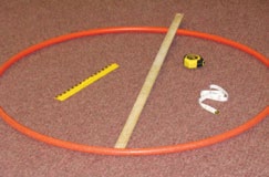 Inside a hoop, there is a ruler, a tape measure, a 30-centimeter ruler, a measuring tape and a graduated tape.