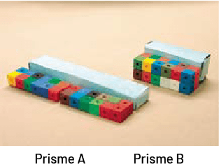 Des prismes rectangulaires en papier et en cubes emboitables sont placés côte à côte Prisme « A » et prisme « B » chacun en version papier et cubes.